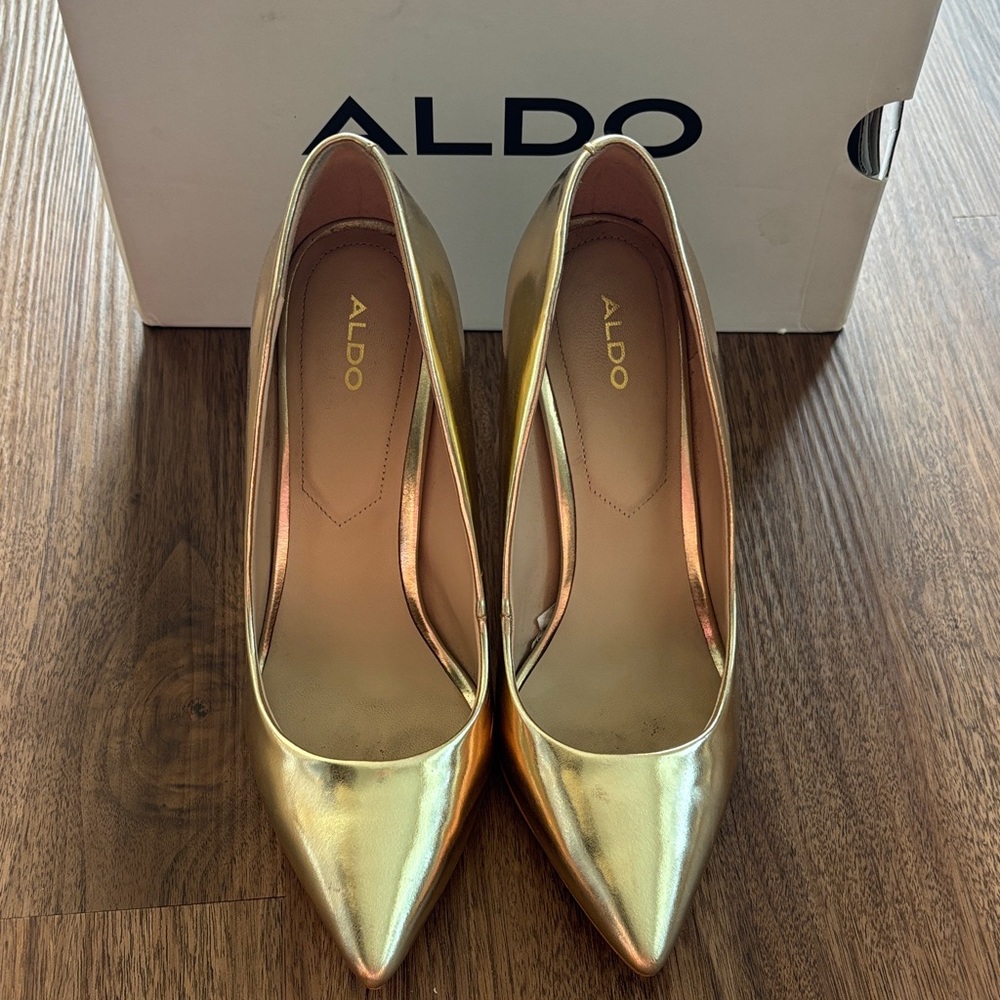 👠 ALDO Gold Metallic Pointed Toe Heels